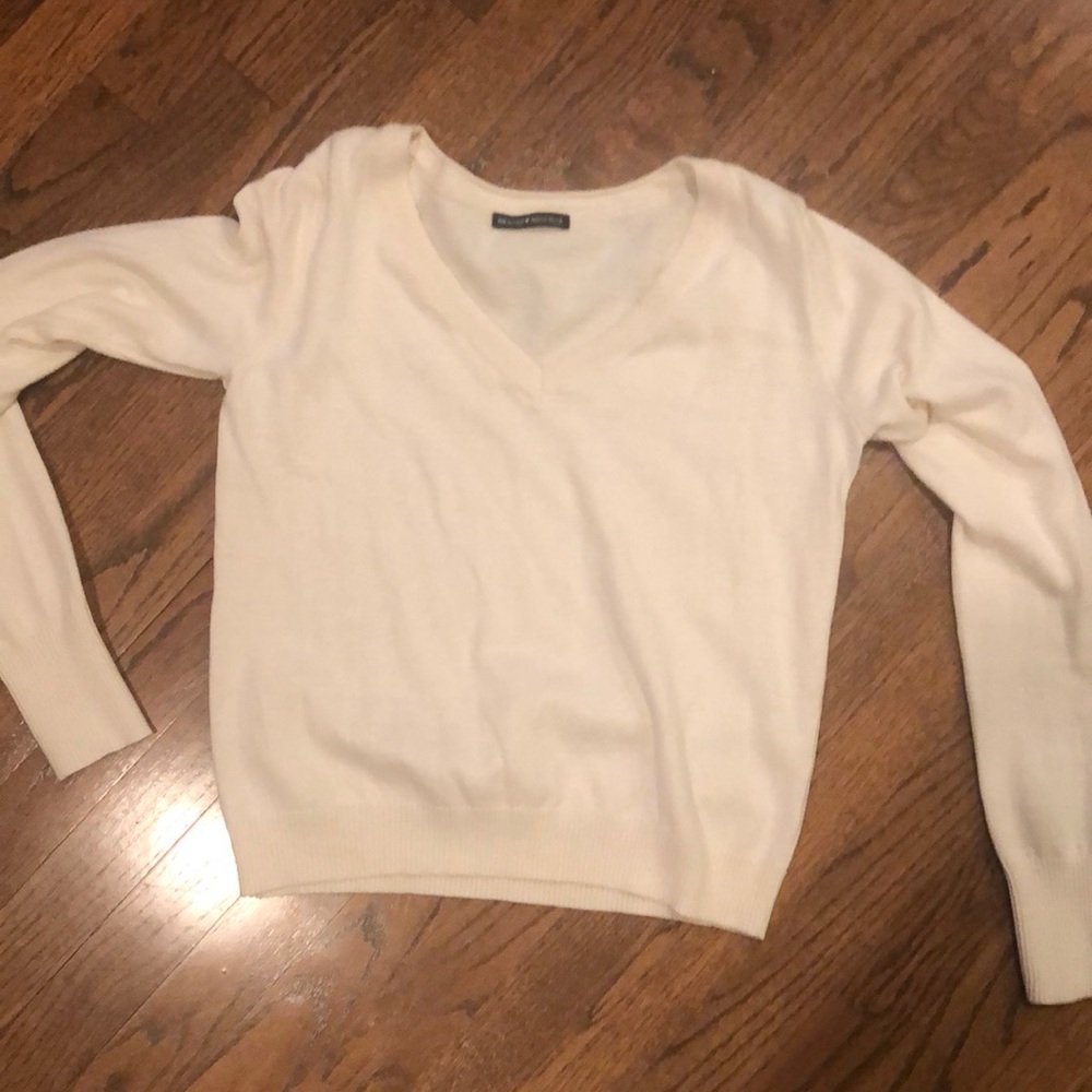 V neck cream Brandy Melville sweater. 95% cotton and 5% cashmere.
